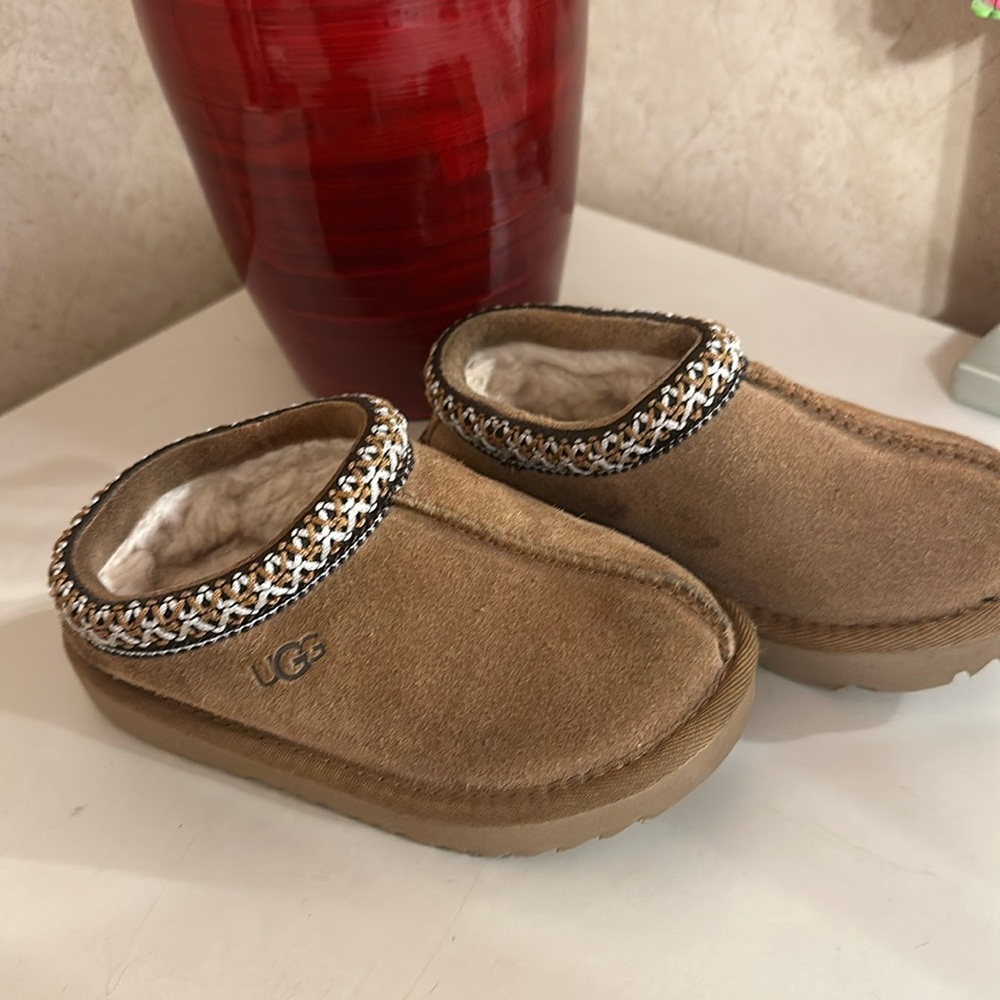 UGG Tasman